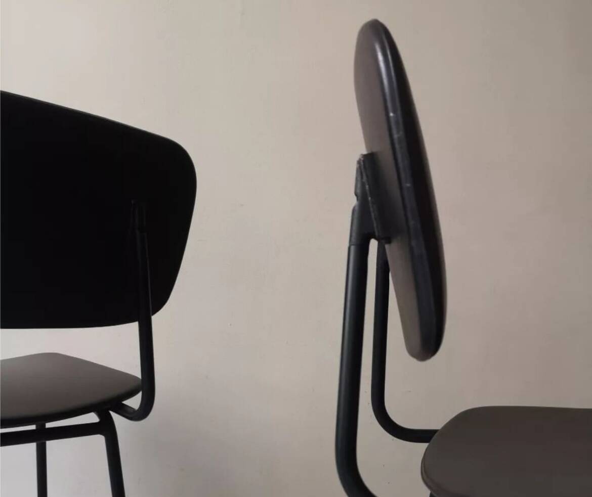 2 airborne chairs in black wired metal and black vegetable leather, design 1970