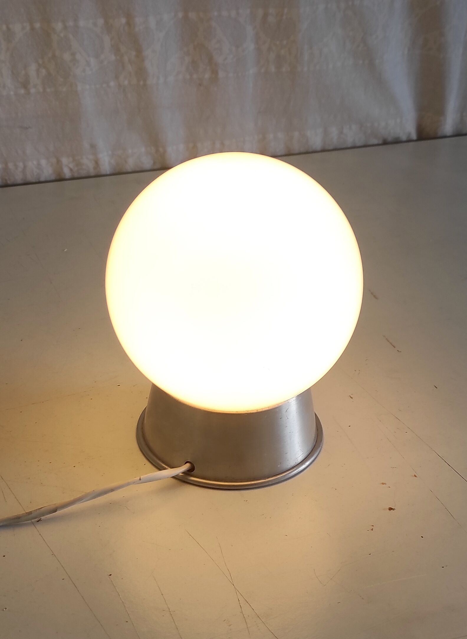 Lampe à poser en aluminium et globe opaline blanc – années 50/60