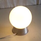 Lampe à poser en aluminium et globe opaline blanc – années 50/60