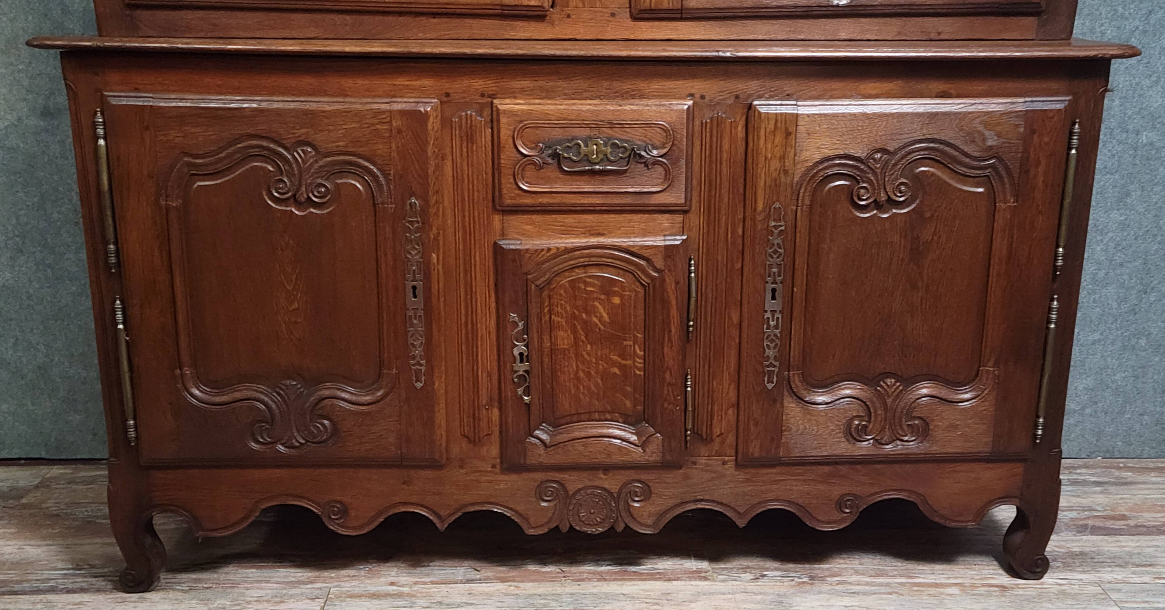 Important buffet deux corps époque Louis XV en chêne massif