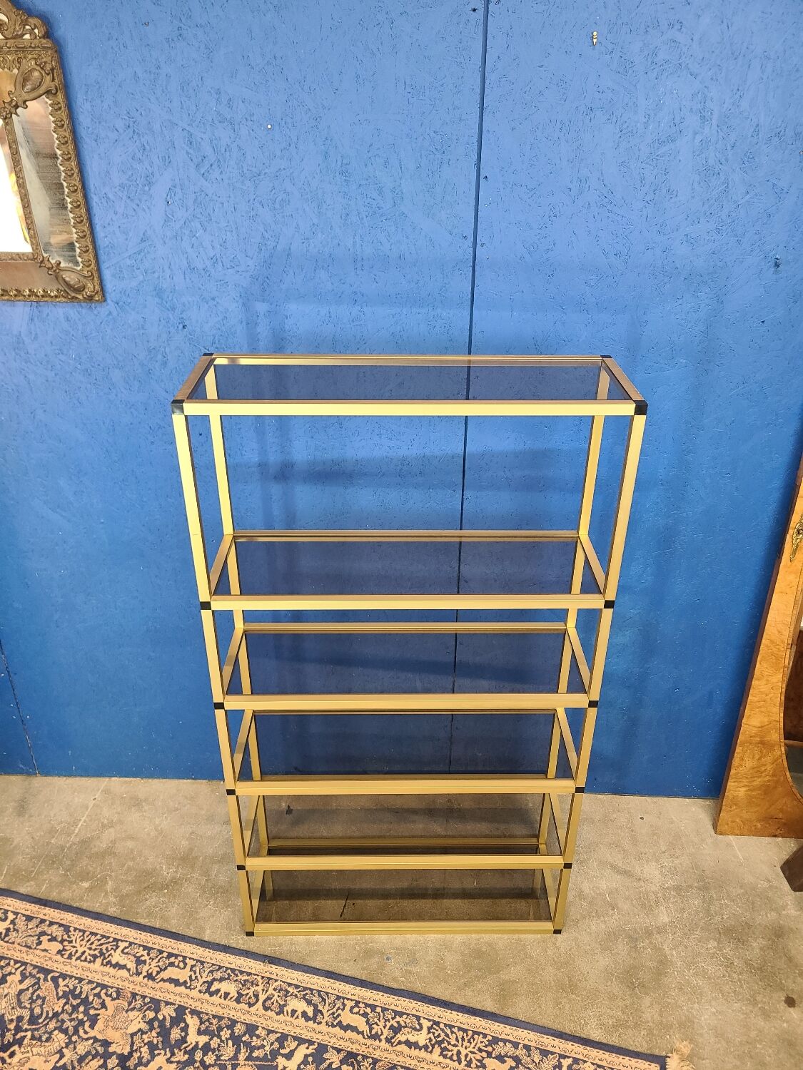Étagère métal doré et verre fumé vers 1970