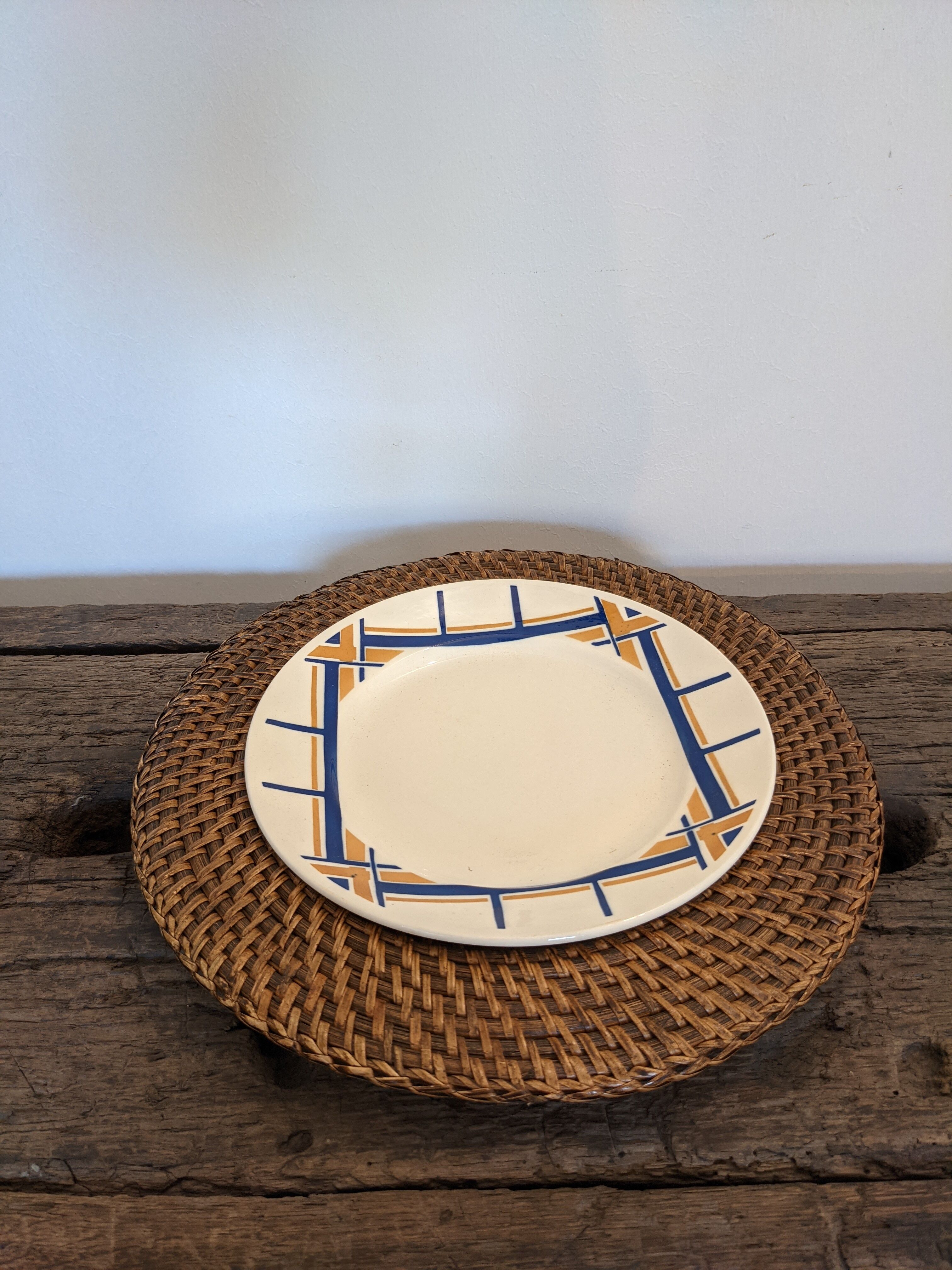Set of 7 presentation plates in wicker rattan cannage