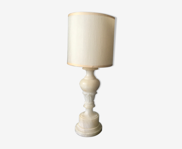 Lampe en albâtre avec abat-jour en soie