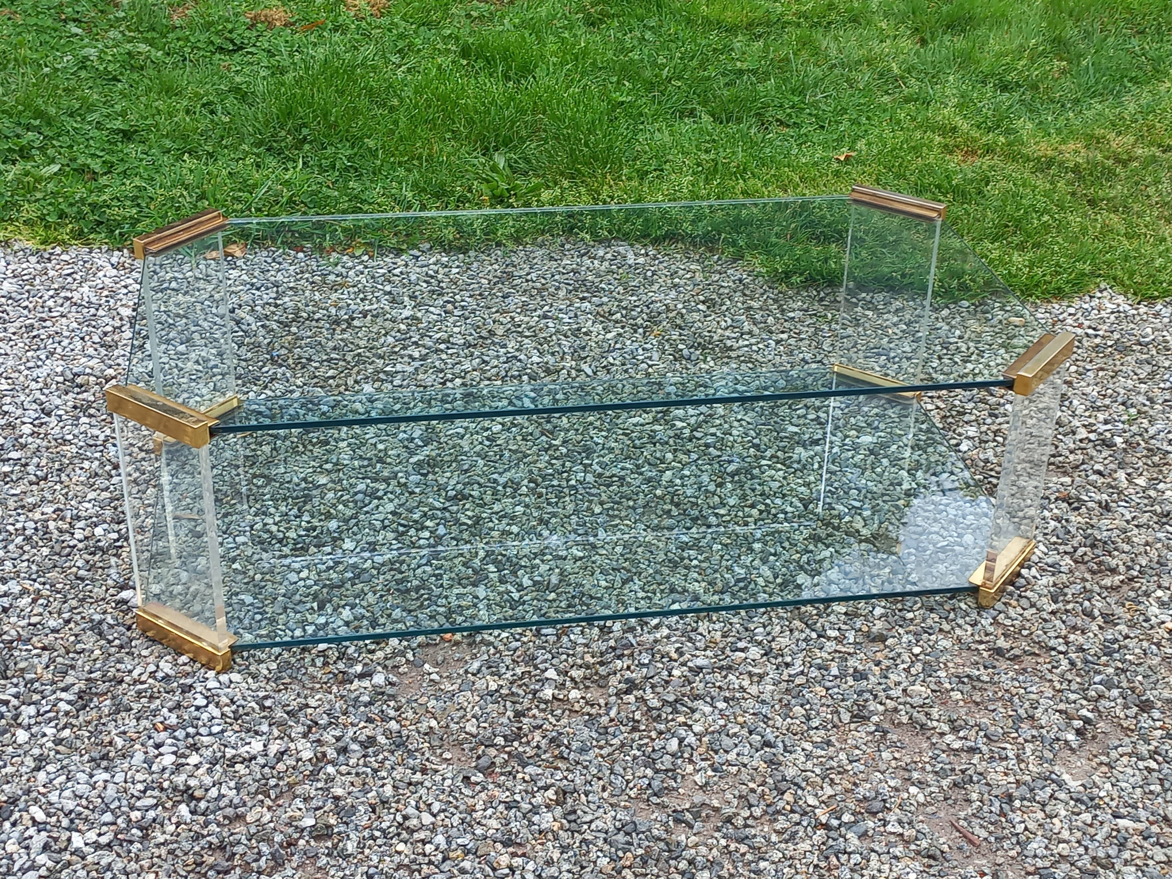 Table basse design des années 70 en verre plexi métal doré