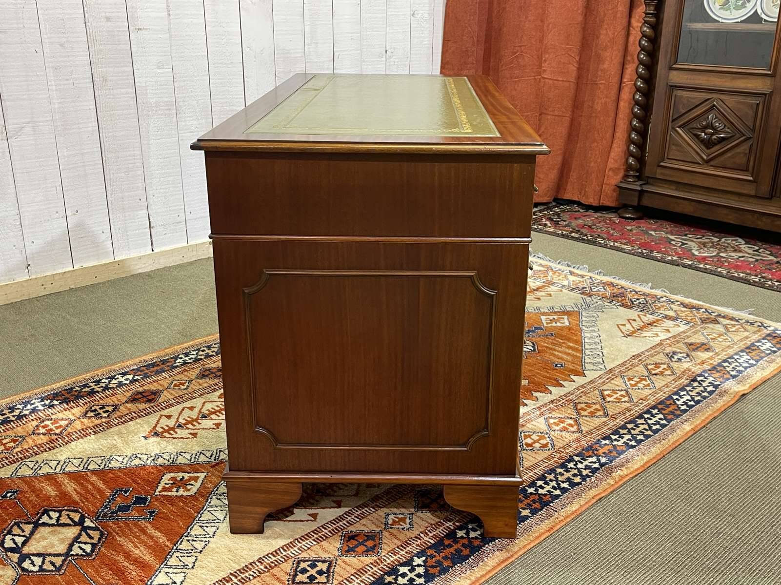 Bureau anglais à caissons des années 1950 en acajou et dessus cuir