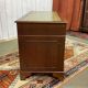 Bureau anglais à caissons des années 1950 en acajou et dessus cuir