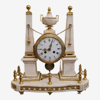 Pendule en marbre blanc et bronzes dorés, époque Louis XVI