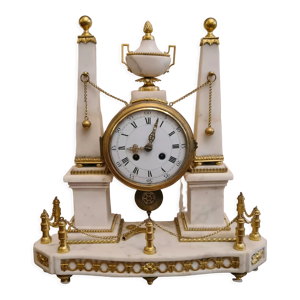 Pendule en marbre blanc et bronzes