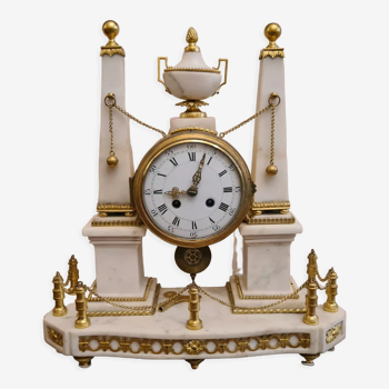 White marble clock and gilded bronzes, Louis XVI era