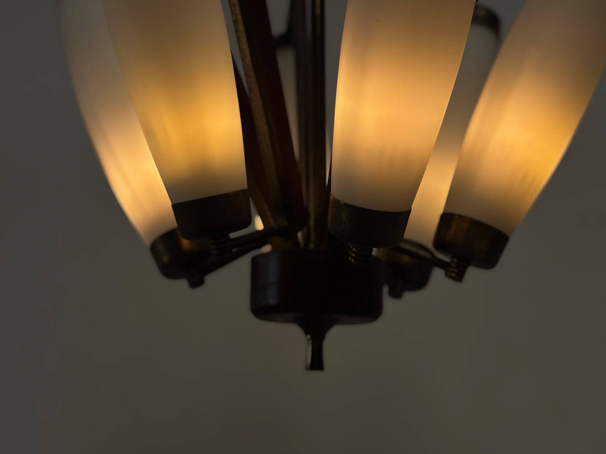 Lustre italien en teck et laiton