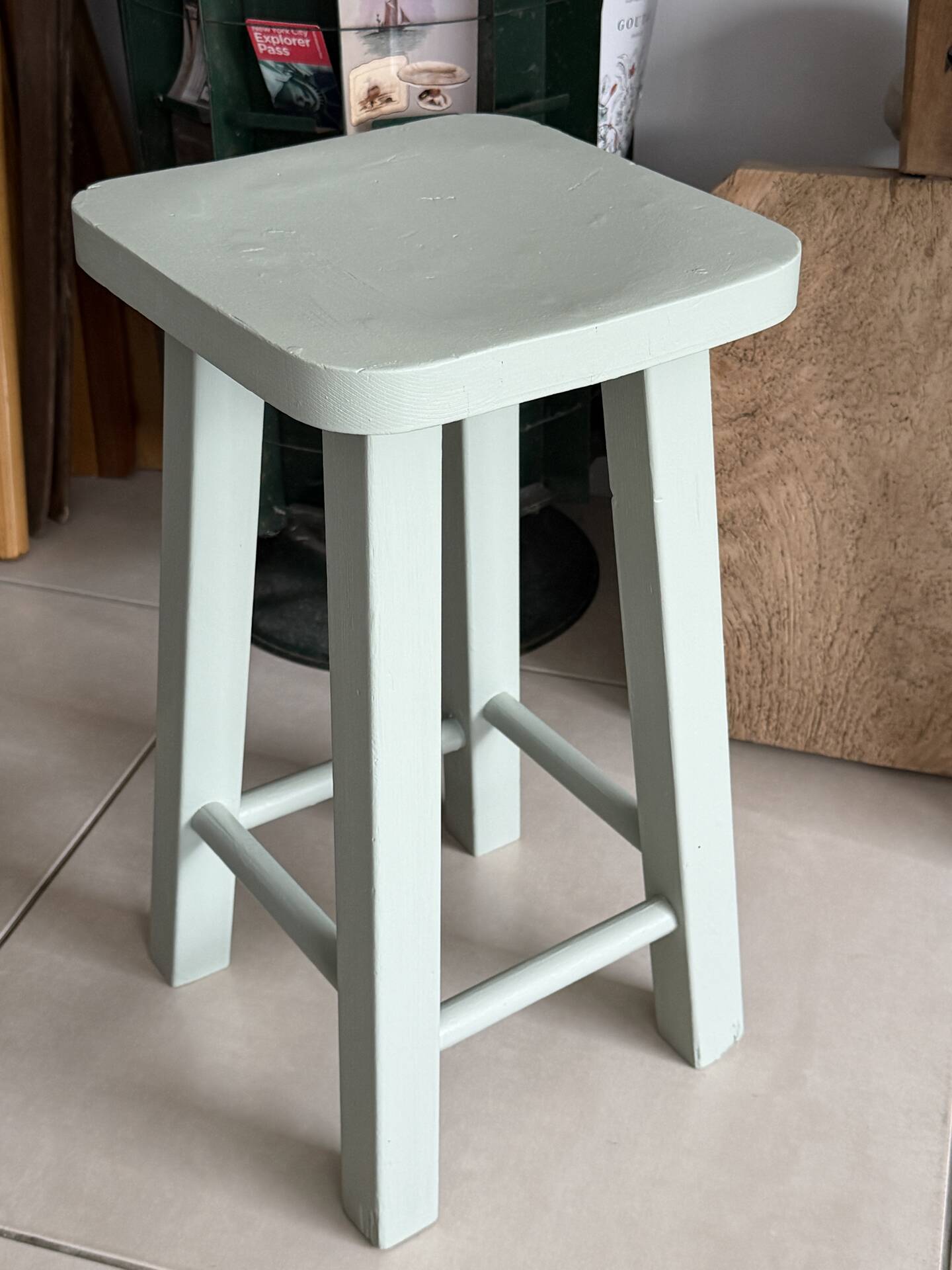 Tabouret bois massif vert amande 