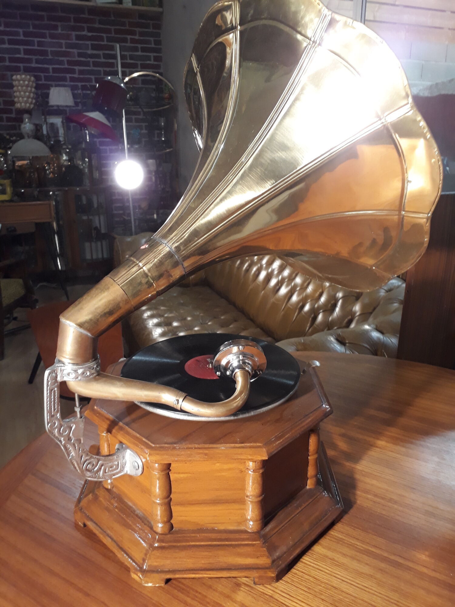 Former gramophone the voice of his master with brass pavilion, , with a disc 78 runs my