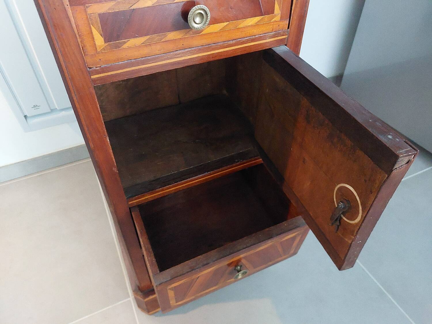 Antique chest of drawers