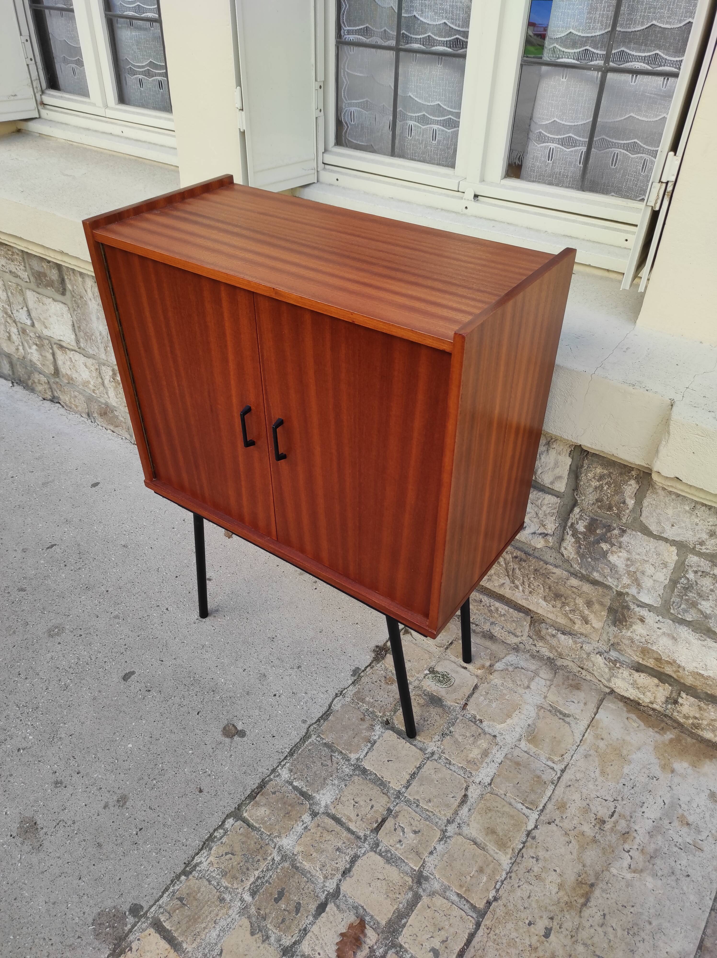 Piece of furniture on high compass feet