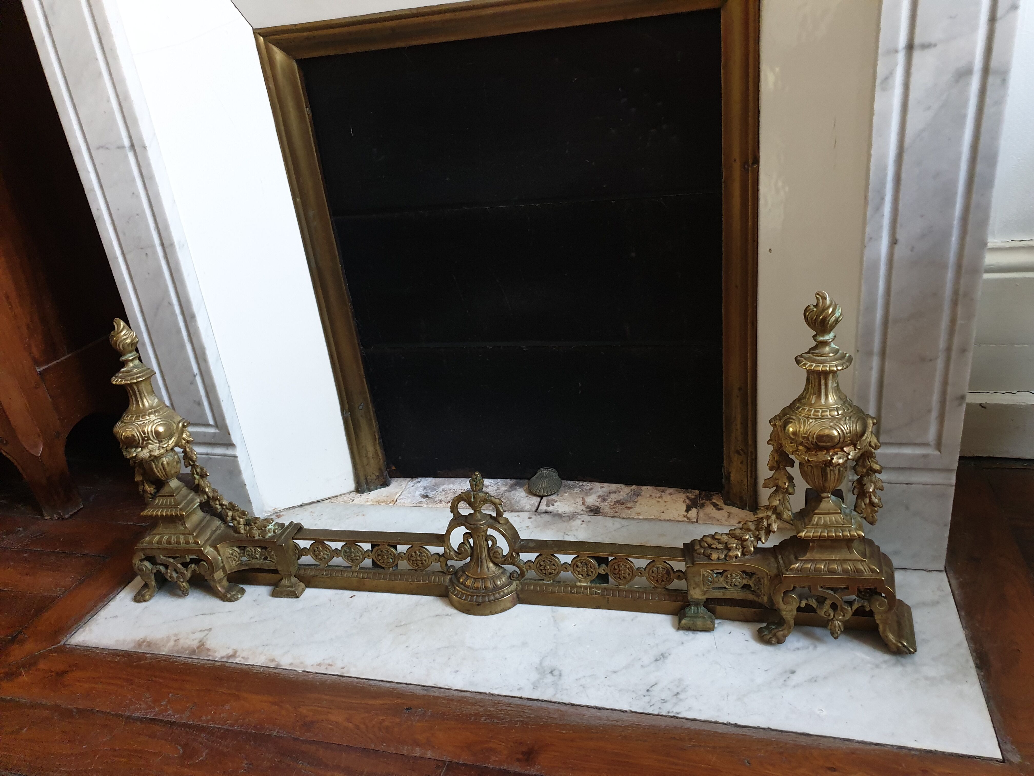 Chenêts and chimney bar in bronze nineteenth century.