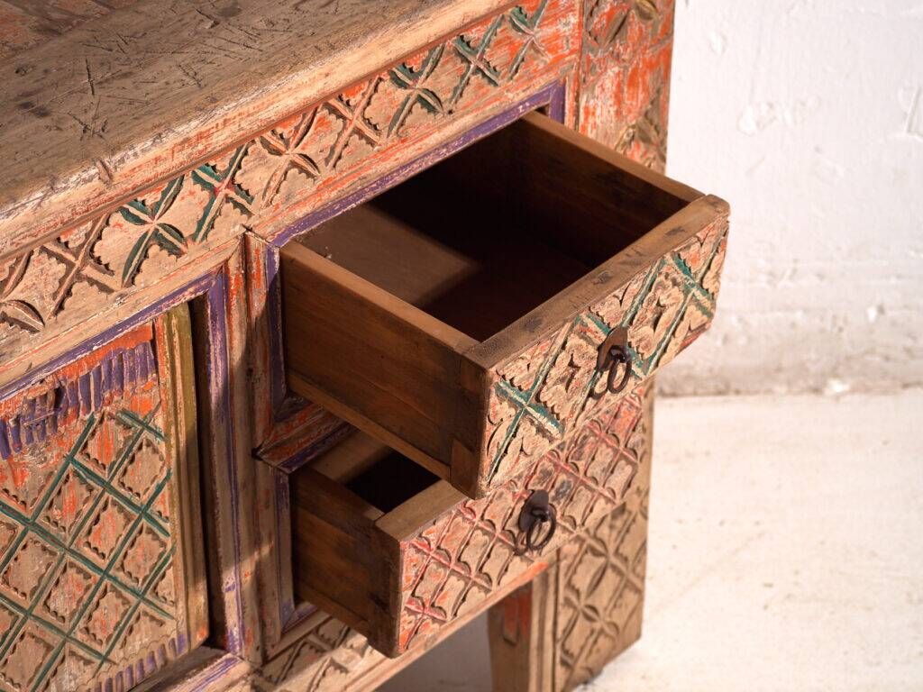 Meuble bas ancien sculpté polychrome en sapin – Xinjiang, vers 1900