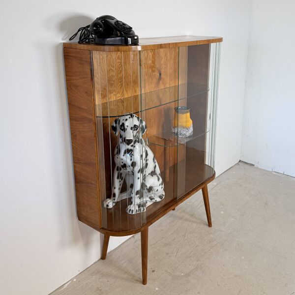 Vitrine vintage avec lattes en verre – Placage de noyer chaud et style Art Déco
