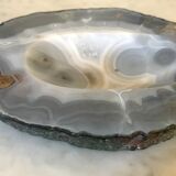 Empty pockets in agate