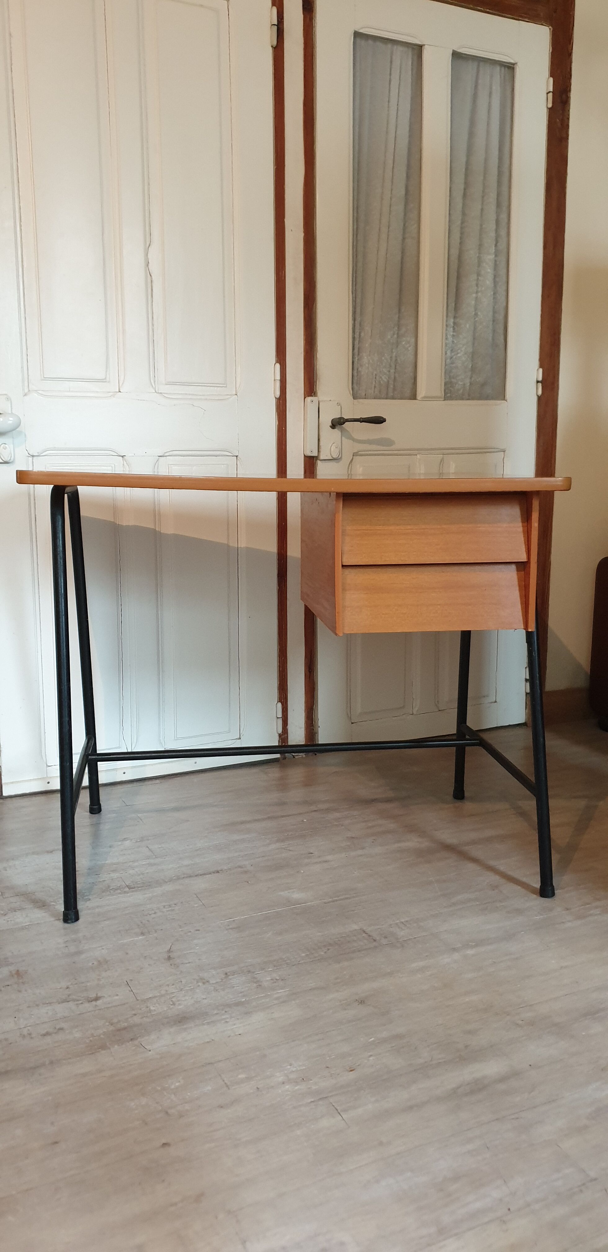 Bureau style moderniste pieds compas