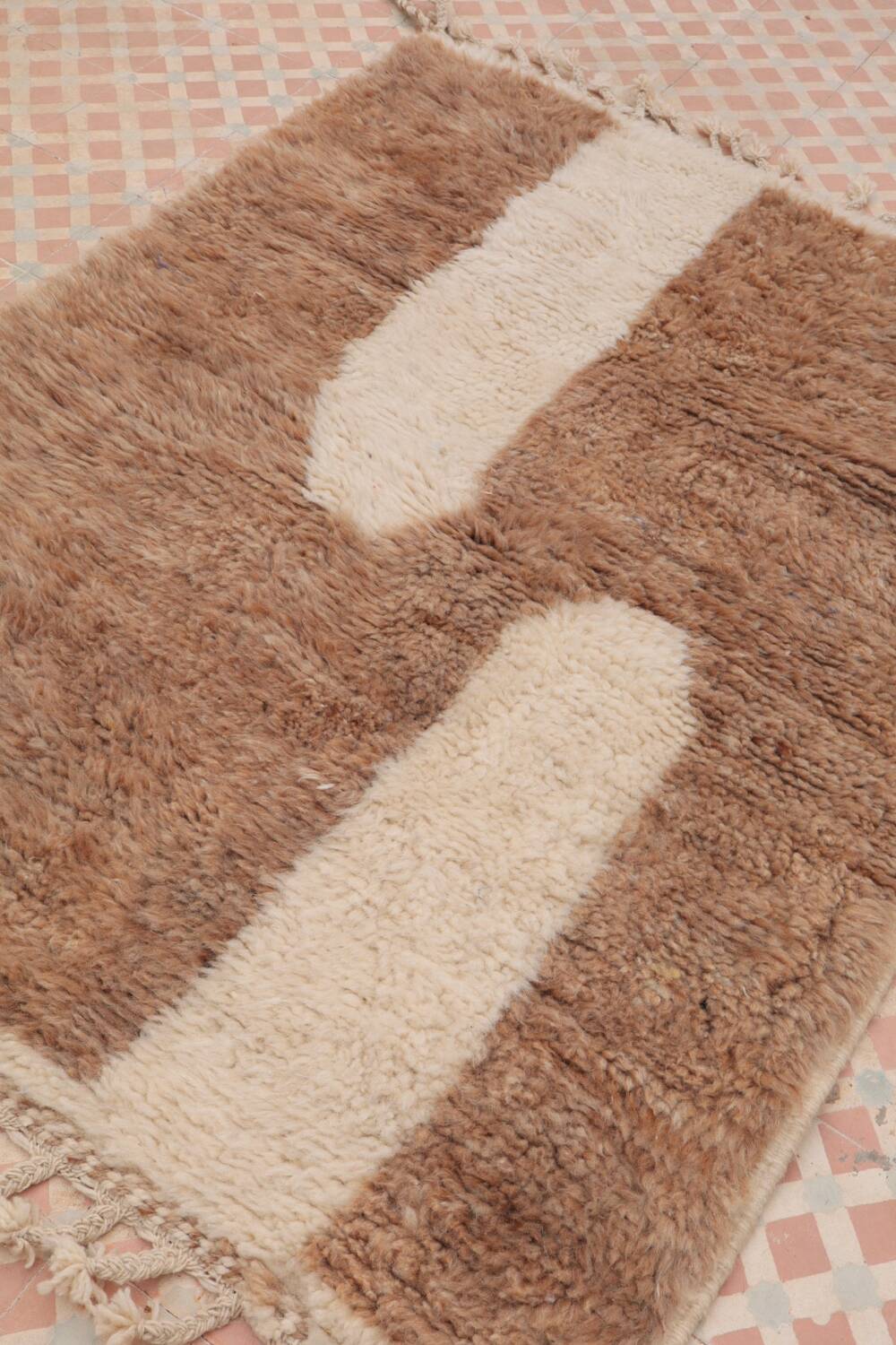 Berber beni ouarain rug dark beige and modern white