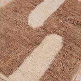 Tapis berbère beni ouarain beige foncé et blanc moderne