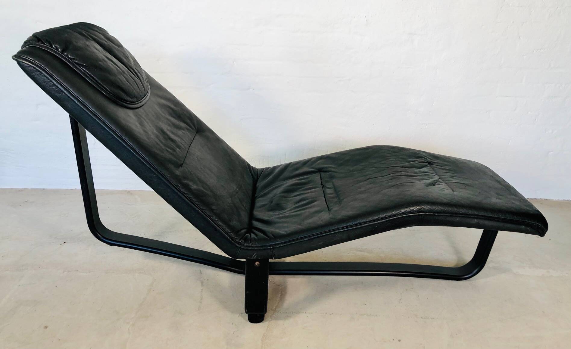 VINTAGE MID-CENTURY BLACK LEATHER CHAISE LOUNGE BY INGMAR RELLING