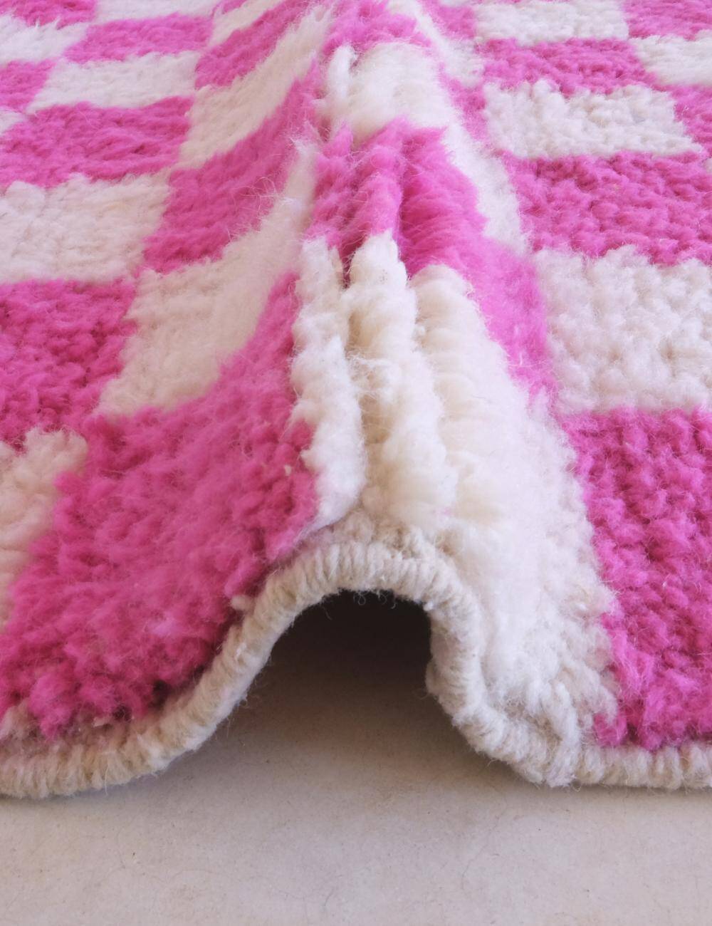 Tapis à damiers roses