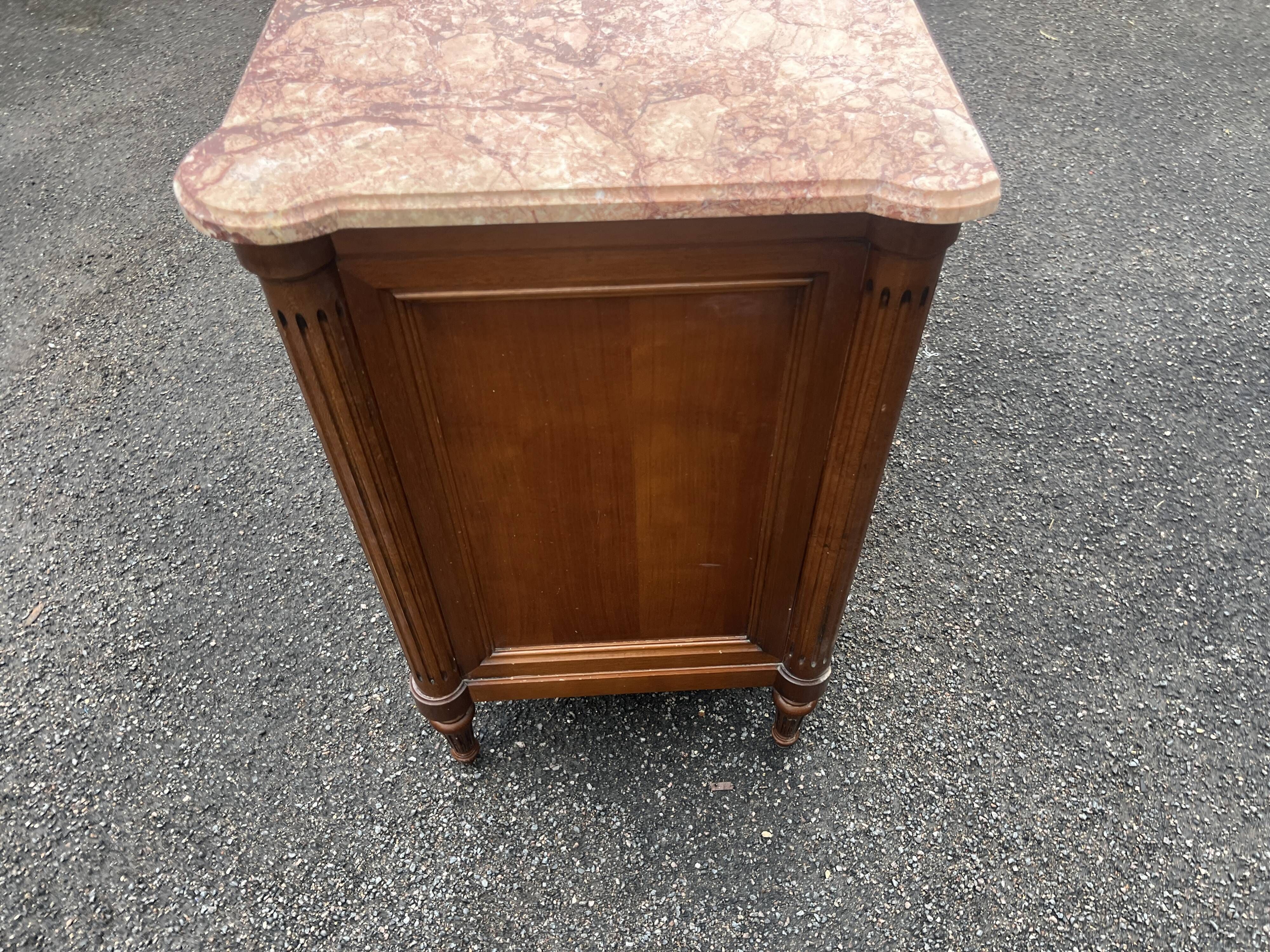 Commode de style Louis XVI en bois naturel, à quatre tiroirs, dessus de mar