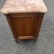 Commode de style Louis XVI en bois naturel, à quatre tiroirs, dessus de mar