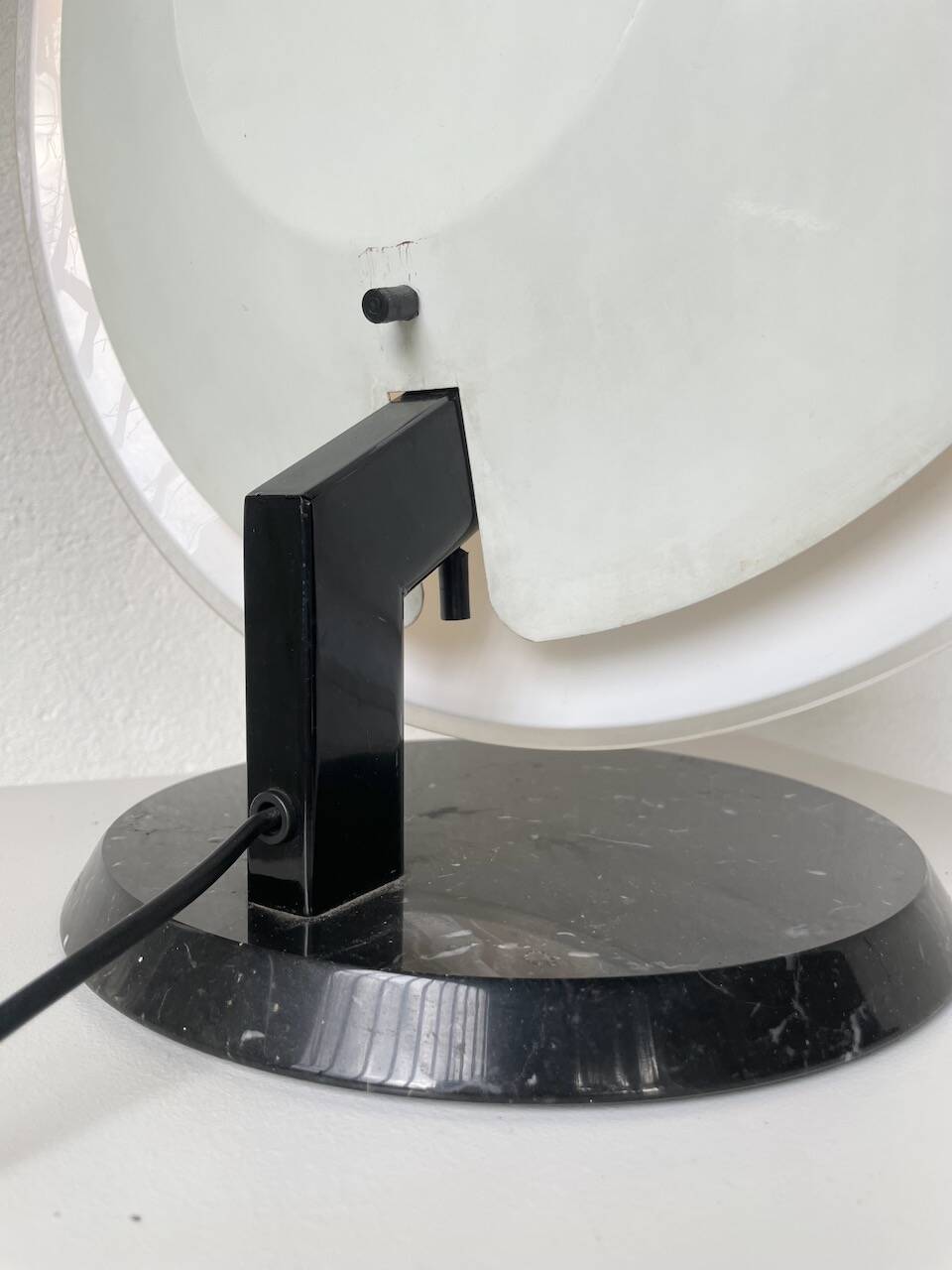 “La Perla” desk lamp by Bruno Gecchelin for Oluce 1980
