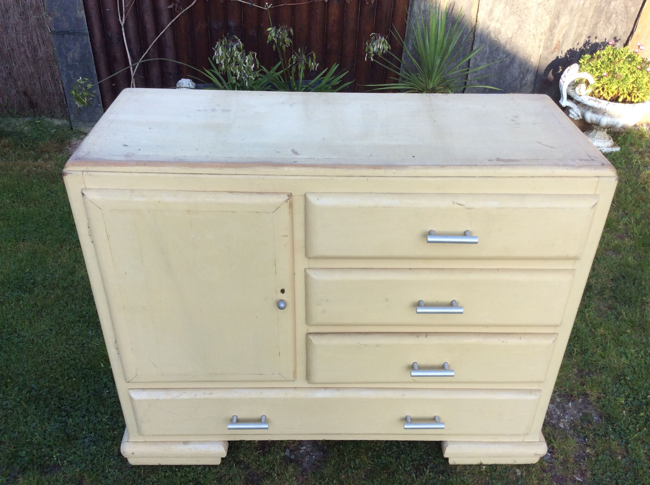 Buffet convenient vintage Mado lacquered white beige in good condition.