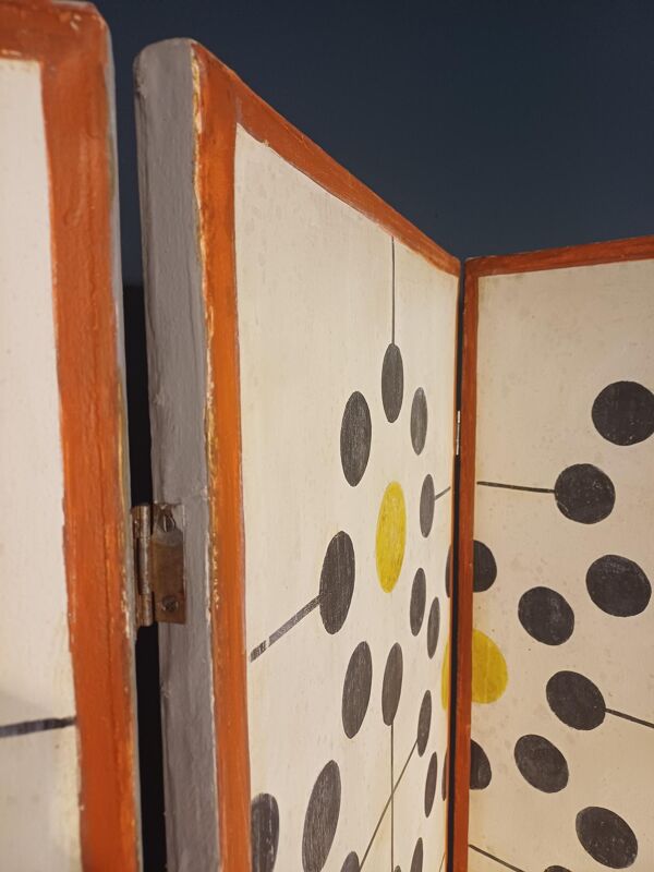 Ancien paravent, retapissé en lin avec peinture décorative récente