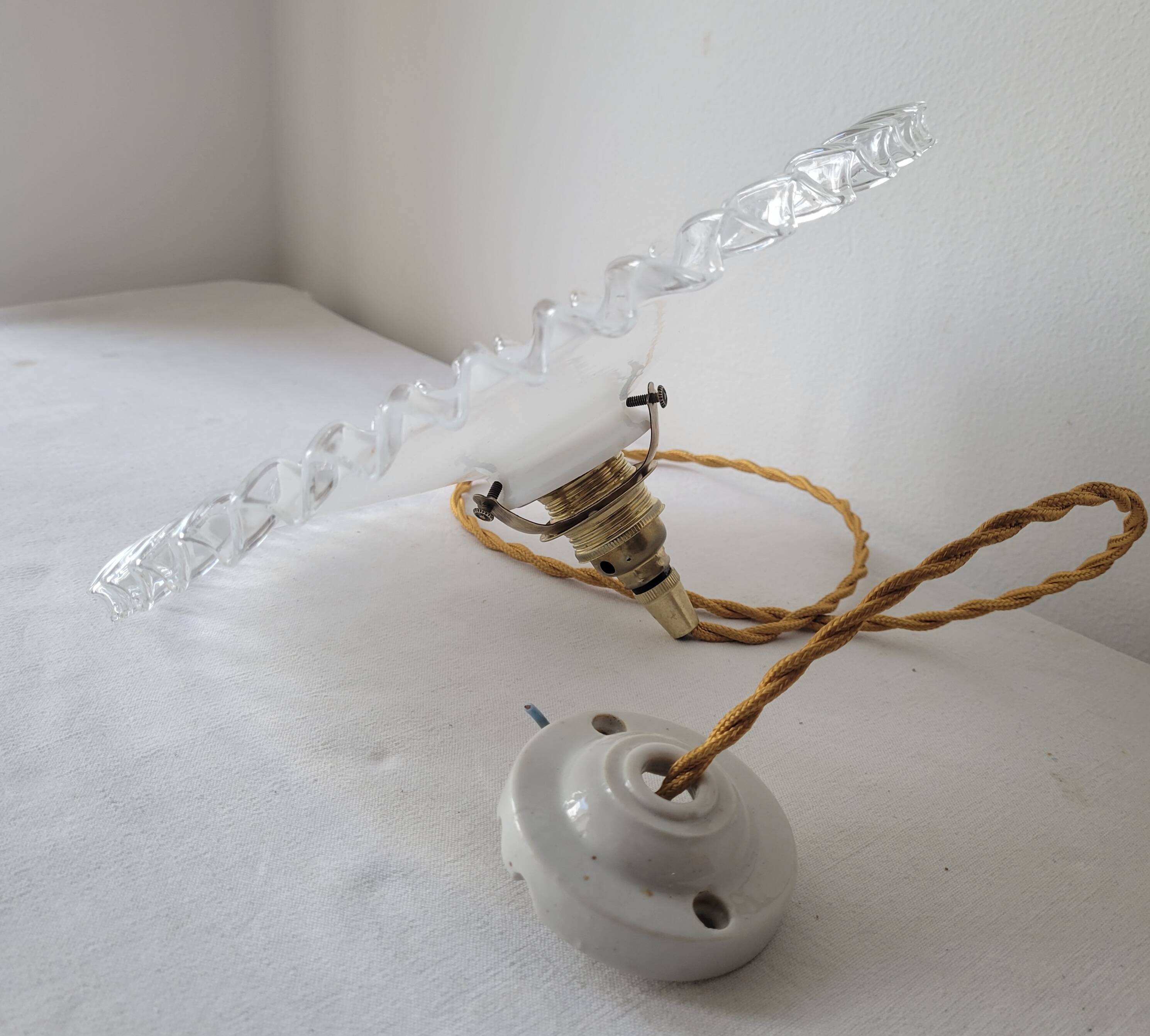 Pendant in serrated opaline