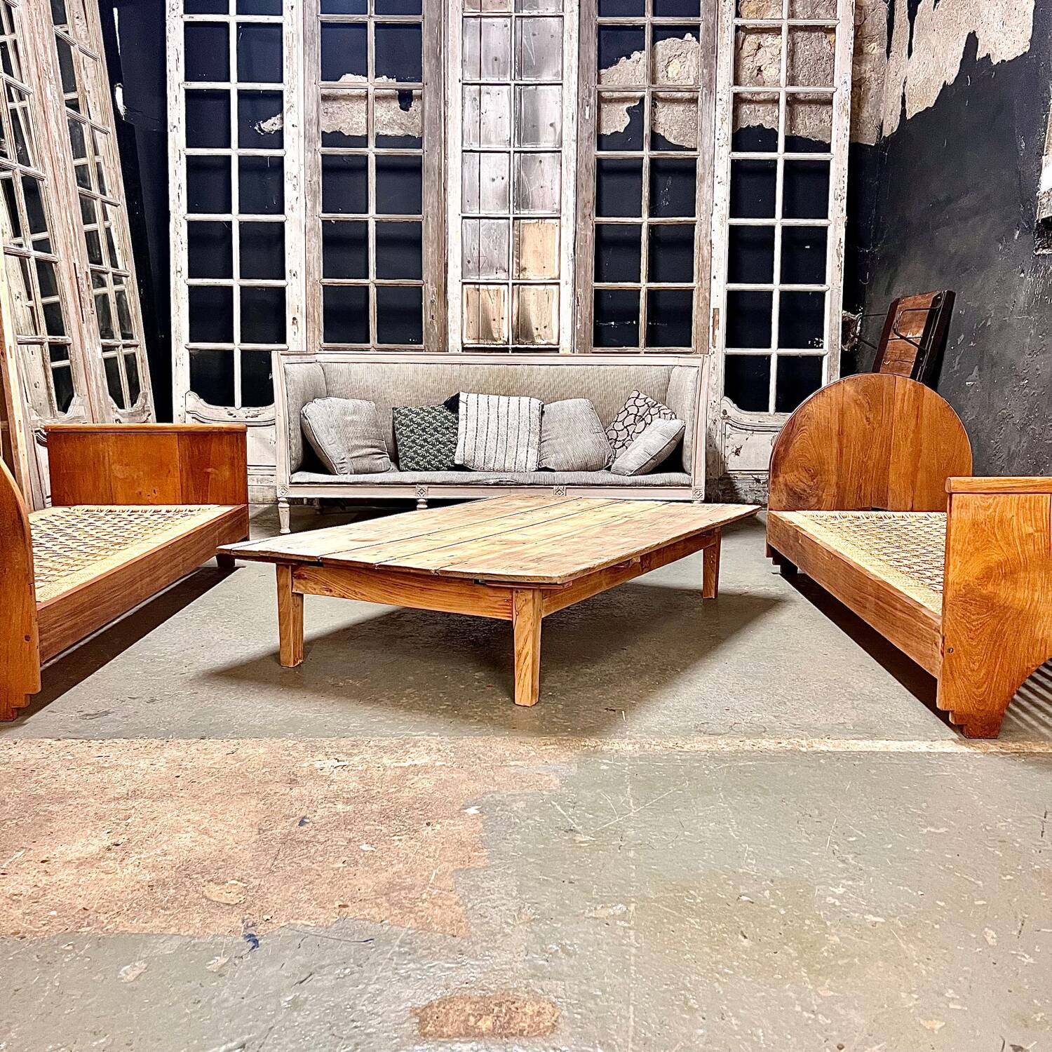 Table basse de ferme rustique brutaliste