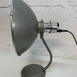Lampe de table industrielle et médicale.