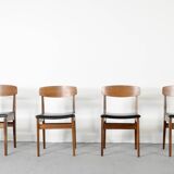 Ensemble de 4 chaises en teck et similicuir du milieu du siècle.
