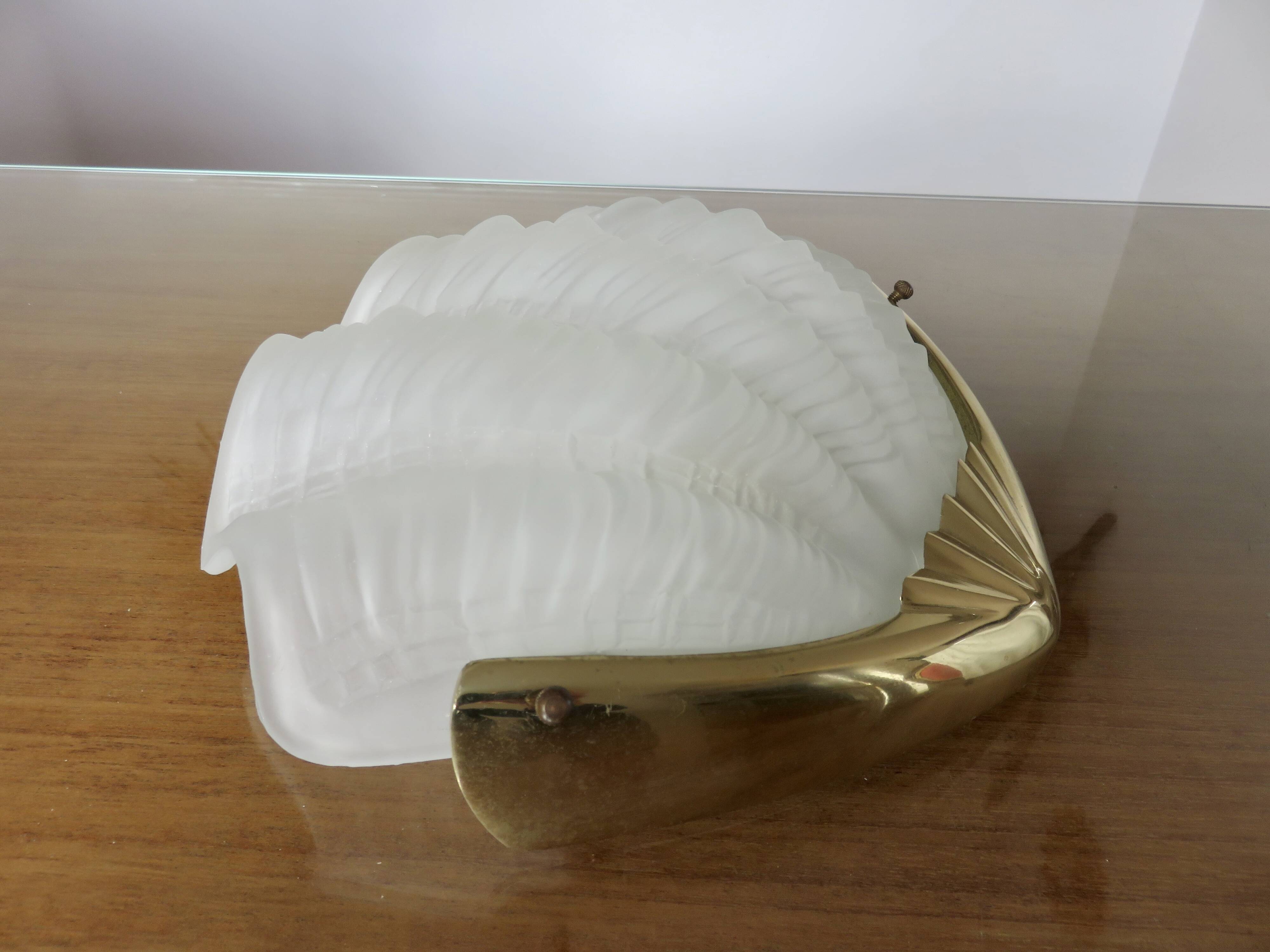 “Shell” wall lamp in gilded brass and frosted glass 1970