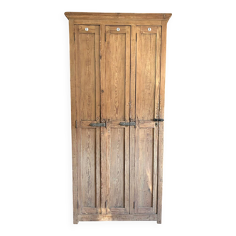 Ancien vestiaire d’atelier en bois