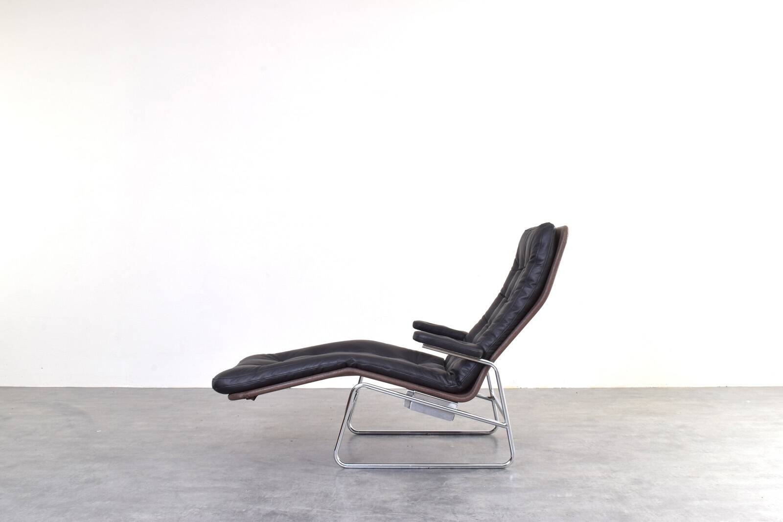 Bauhaus Leather and Chrome Model Fenix Chaise Lounge by Sam Larsson for Dux