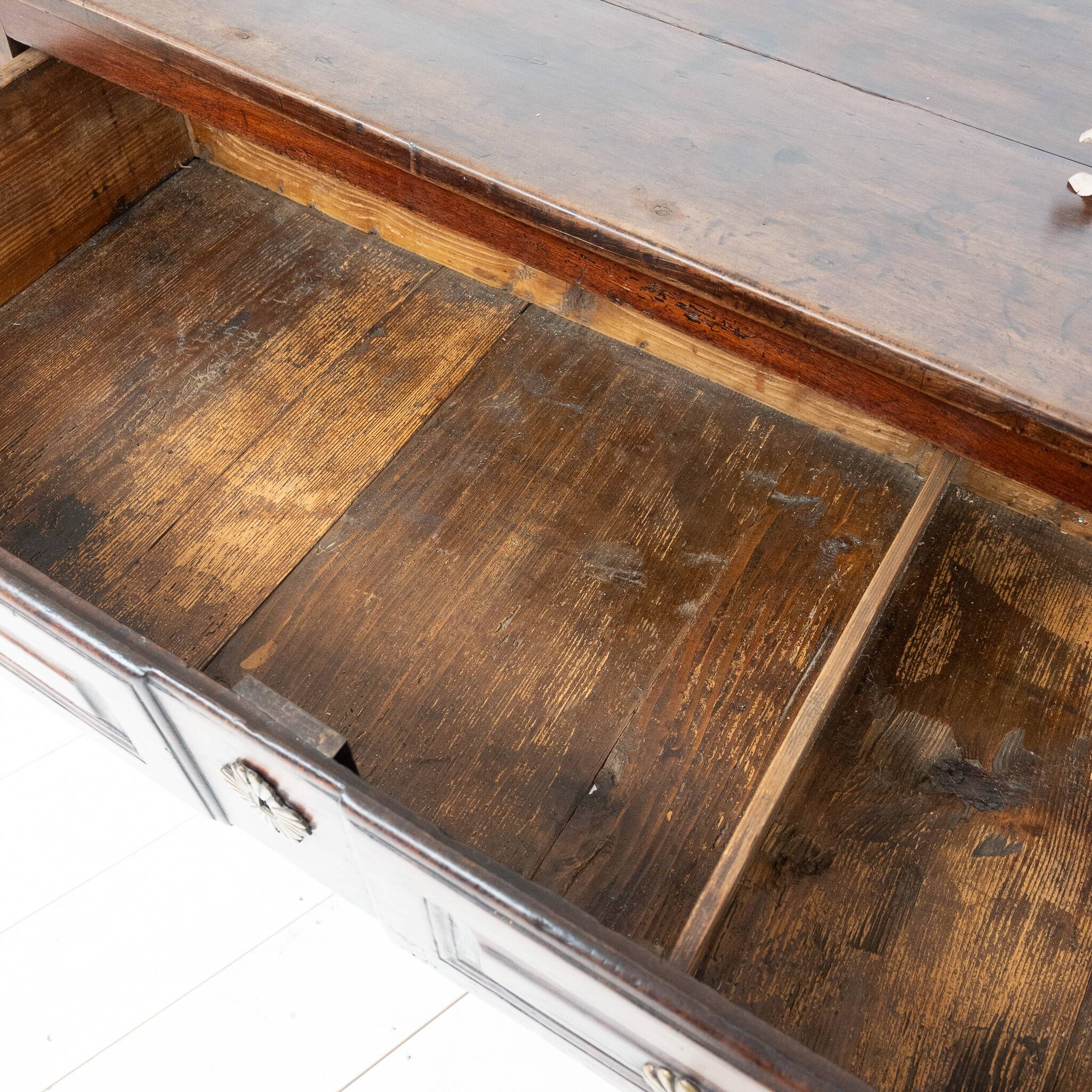 Commode Française Louis XVI en noyer, 18ème