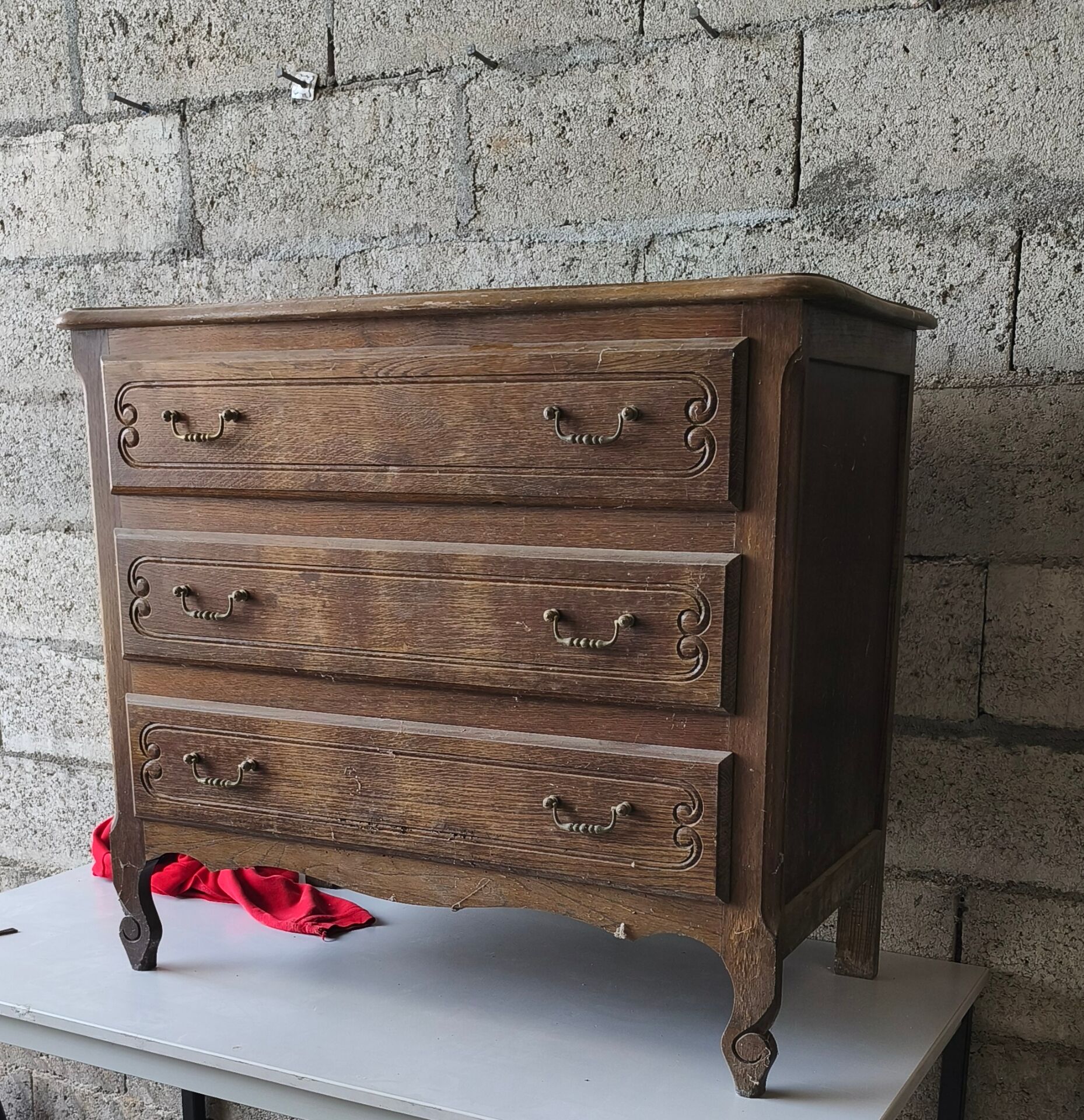 Oak chest of drawers