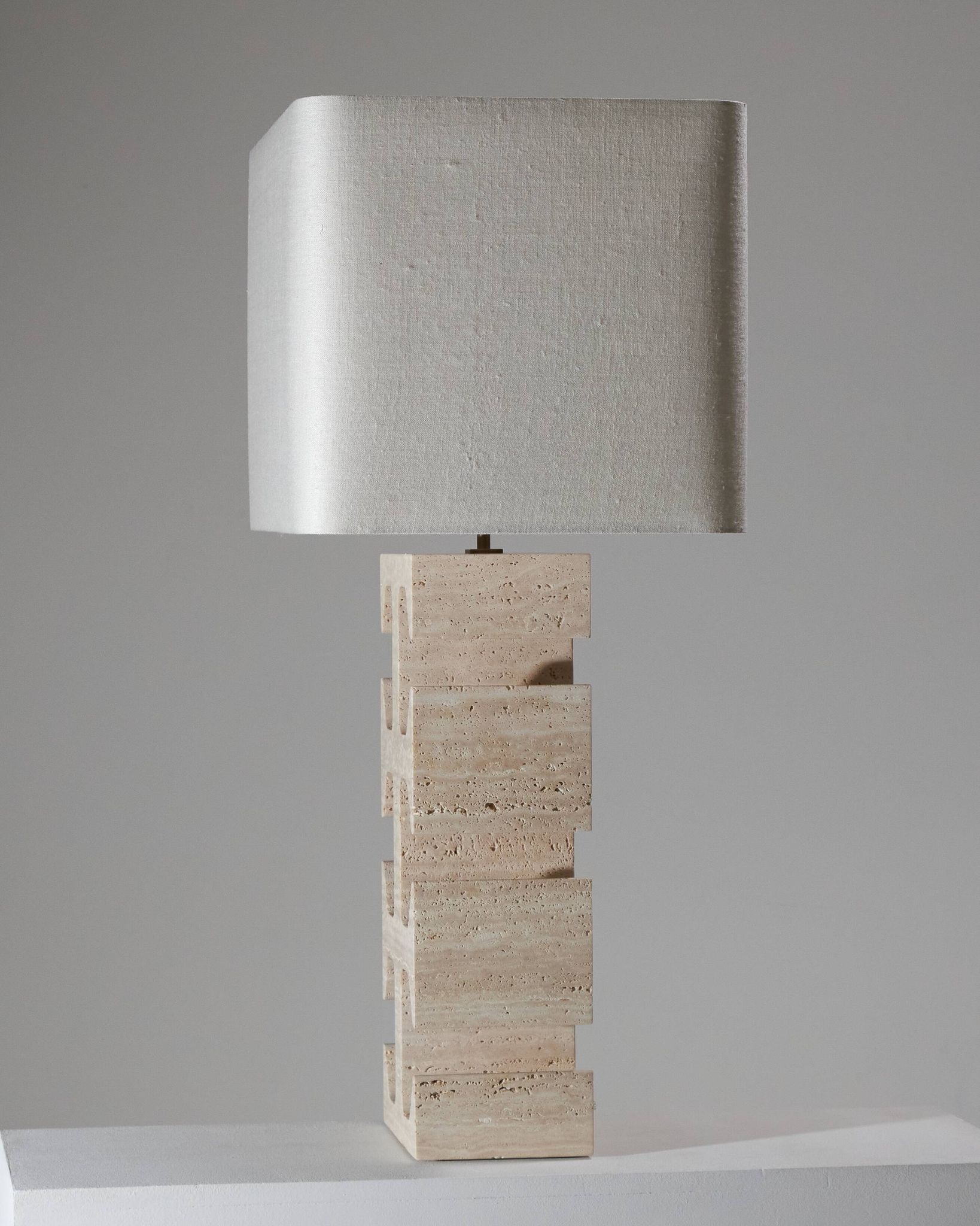 Lampe dorse en travertin
