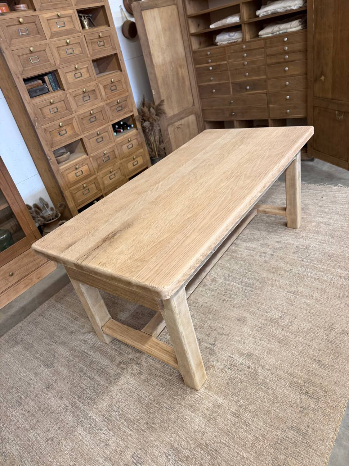 Solid oak table with 2 drawers