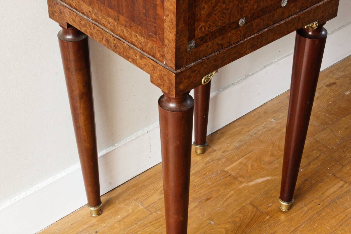 Table de chevet néoclassique, dans le goût anglais Regency Wedgewood