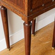 Table de chevet néoclassique, dans le goût anglais Regency Wedgewood