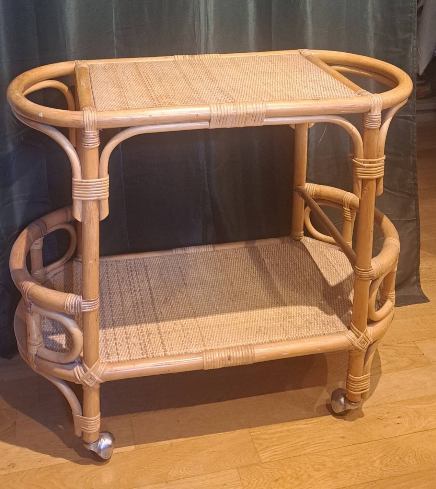 Rolling serving table rattan