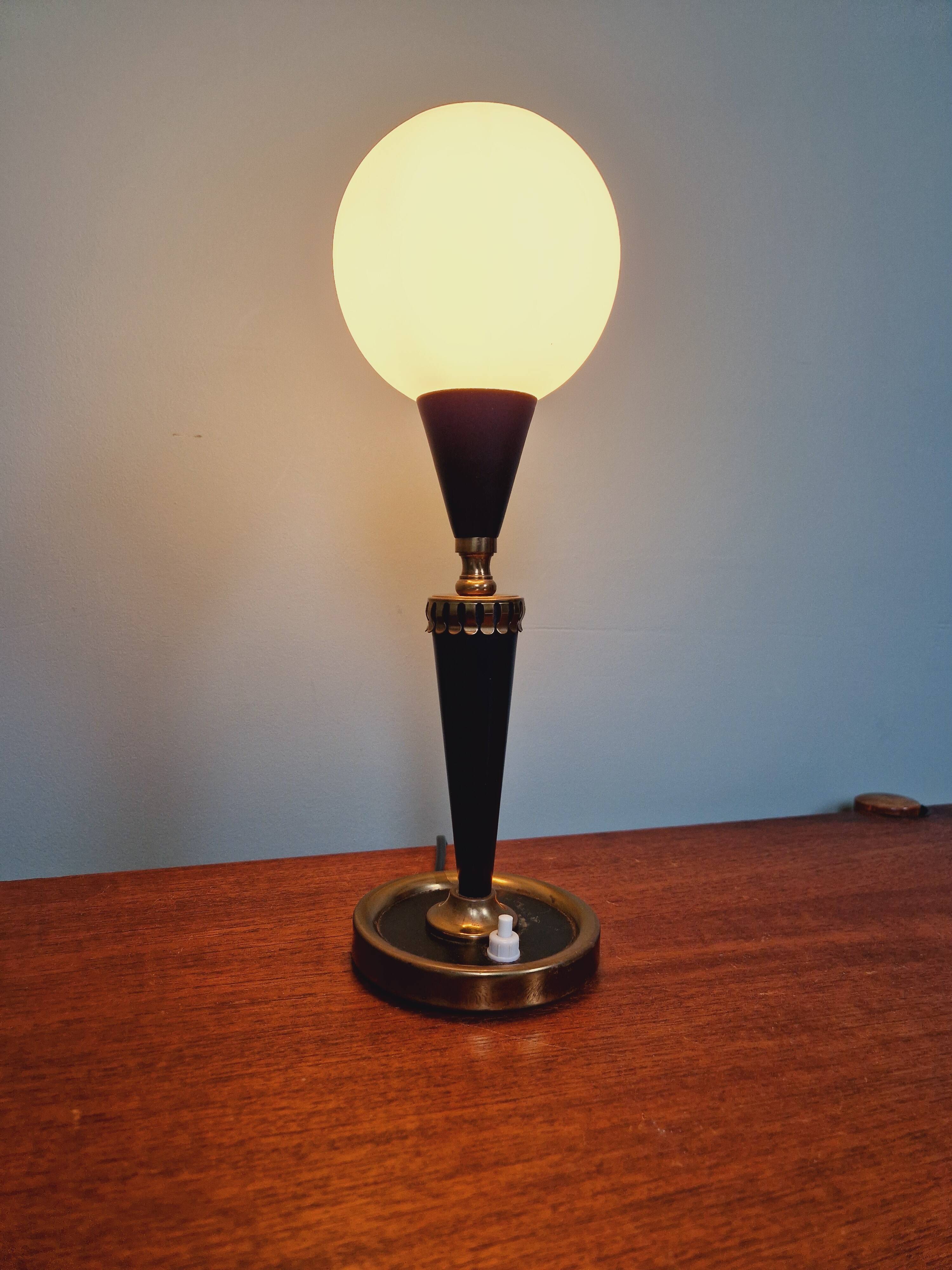 Lampe de table en métal laqué noir et verre satiné blanc, années 1950