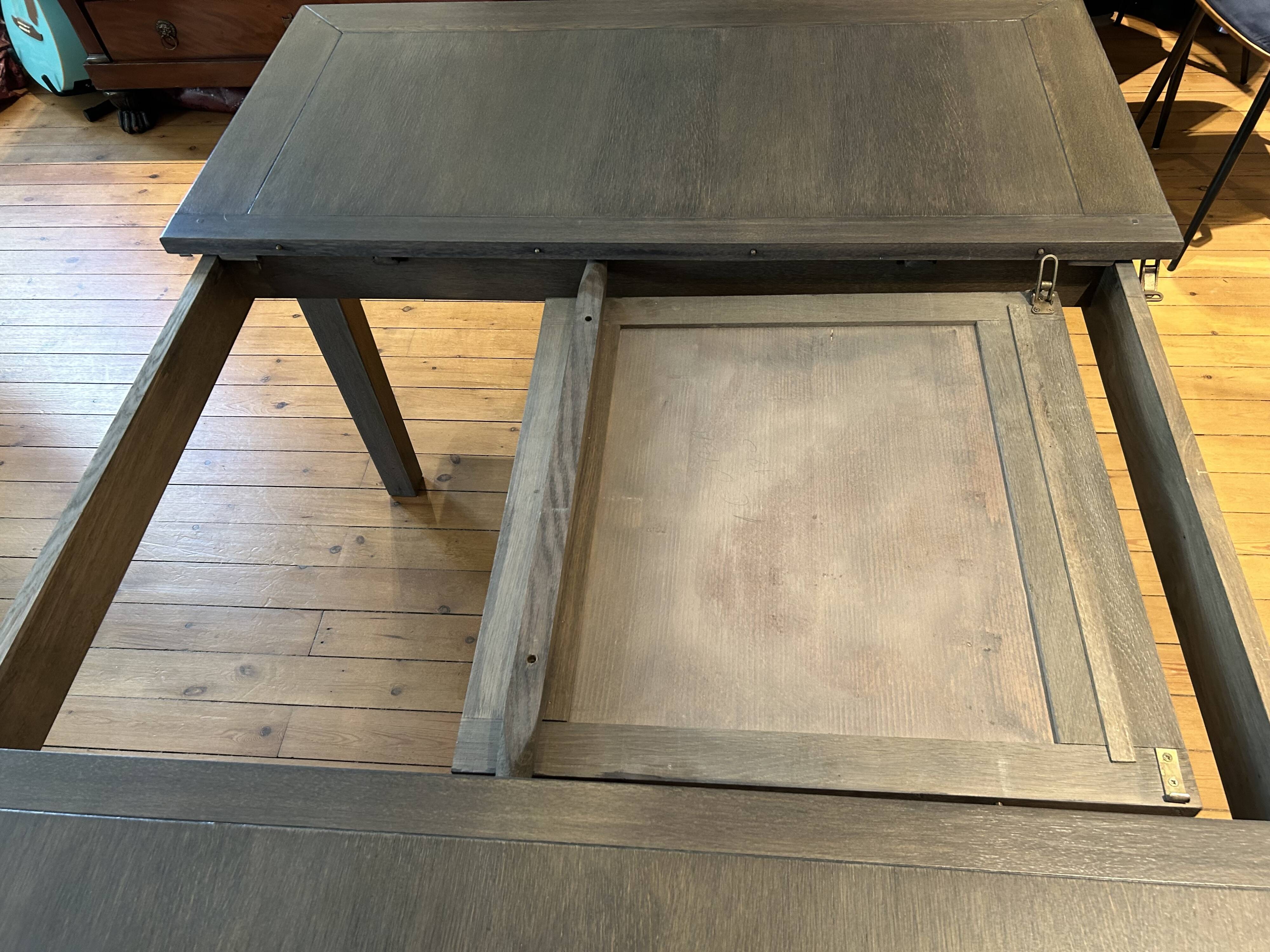 Extendable dining table