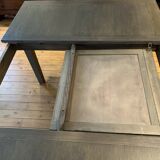 Extendable dining table