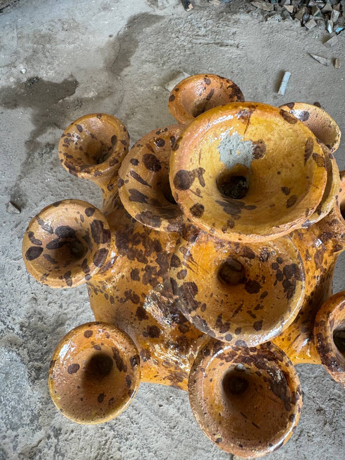 Vase sculpture en tamegroute jaune tachetée emaillée abstraite